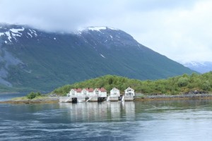 Häuser am Eingang des Astafjord. Foto: Stephan Sigloch